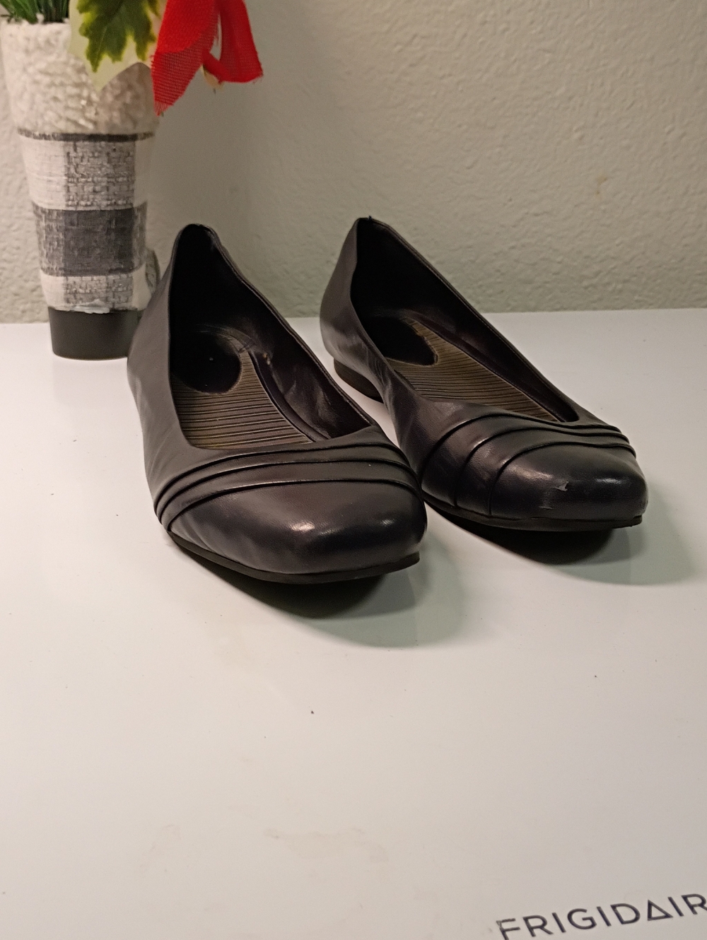 Gianni Bini Black Leather Pleat-Detail Ballet Flats